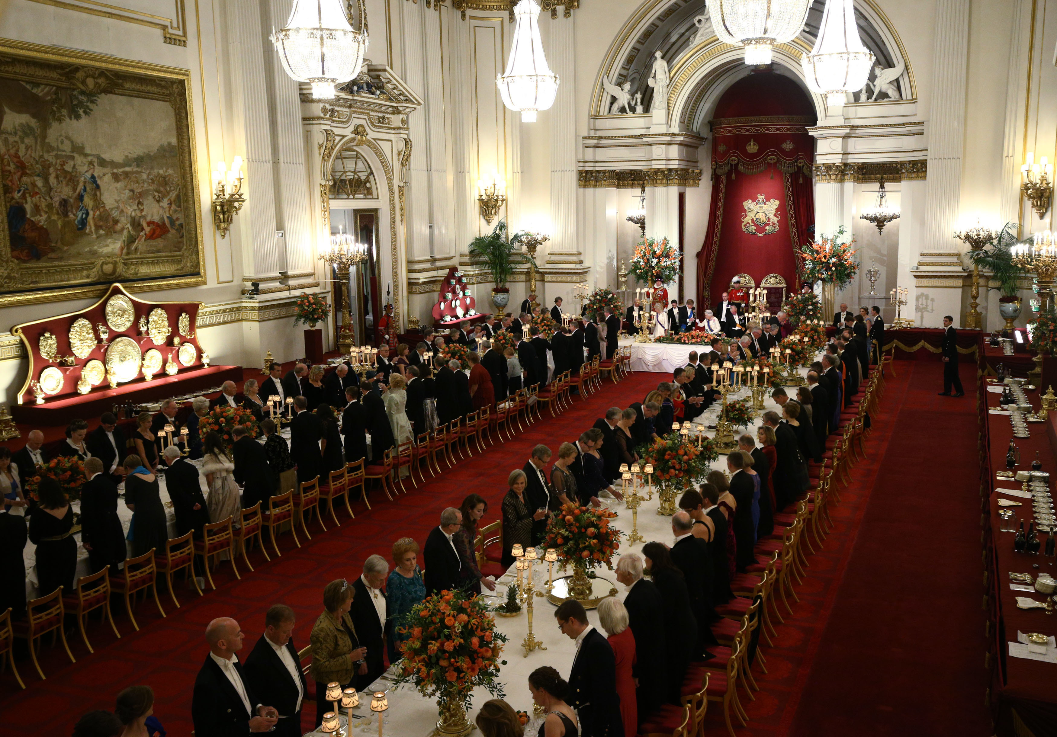 Ето и няколко снимки от самата вечеря в Бъкингамския дворец.