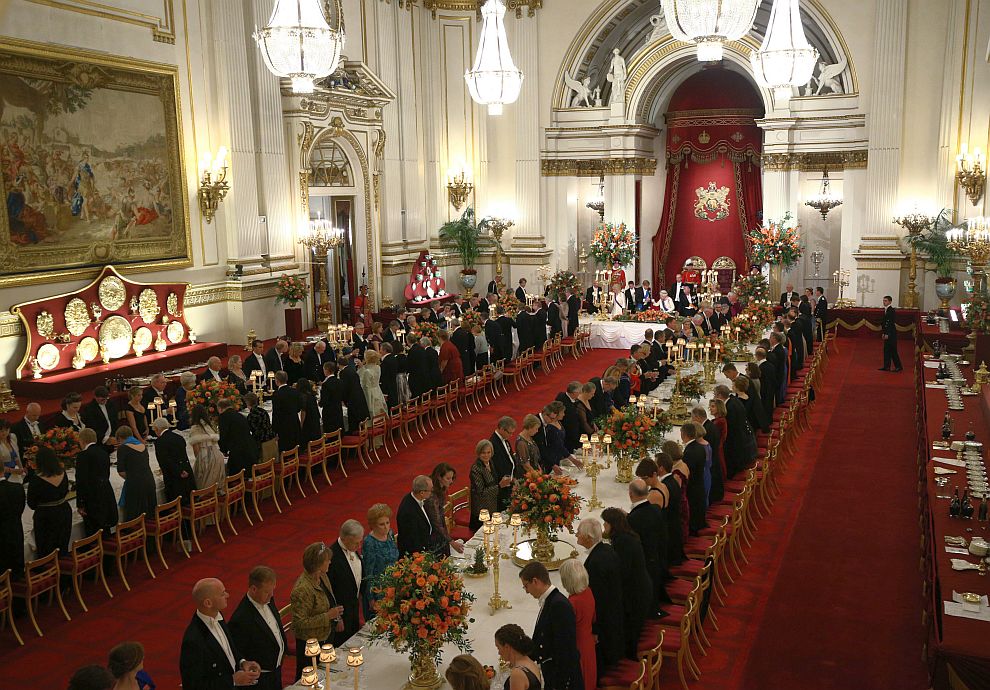Кралица Елизабет Втора вдига тост на приема в чест на холандското кралско семейство в Бъкингамския дворец