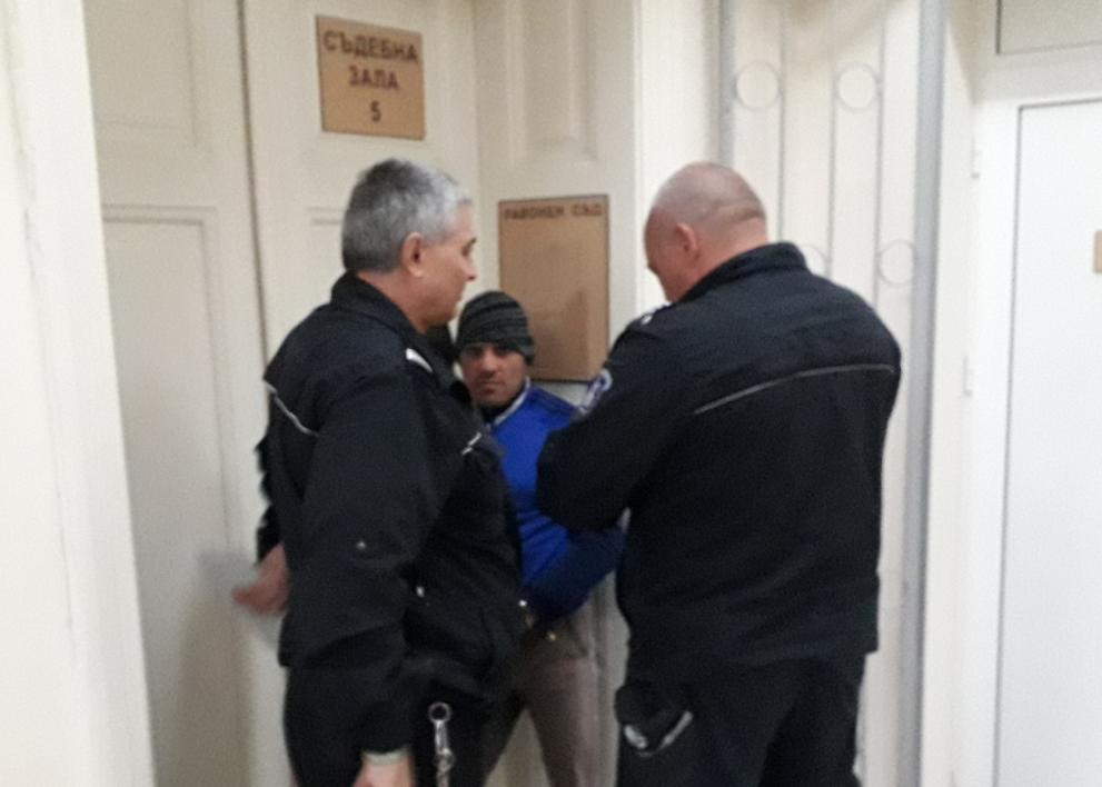 Емил обясни, че нямал пари за път и се изнервил.
