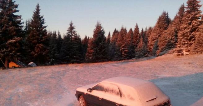 Със снежна покривка осъмнаха Родопите тази сутрин като по най високите