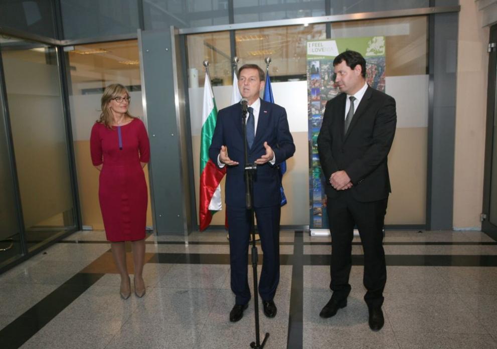  На 25 октомври бе намерено посолството на Словения в столицата 