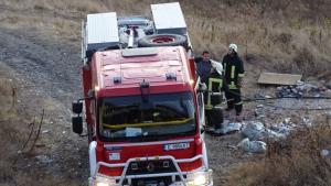 Сухи треви горяха на входа на Благоевград край жп линията