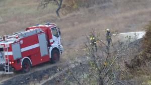 Сухи треви горяха на входа на Благоевград край жп линията
