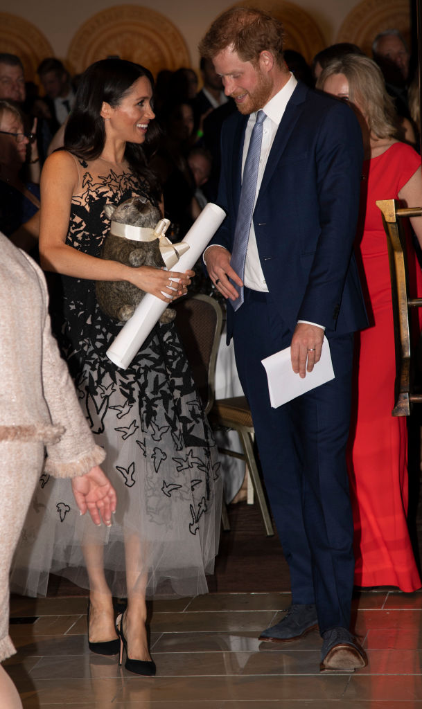 Херцогиня Меган в прелестна рокля на Oscar de la Renta в черно и бяло, обсипана с птици