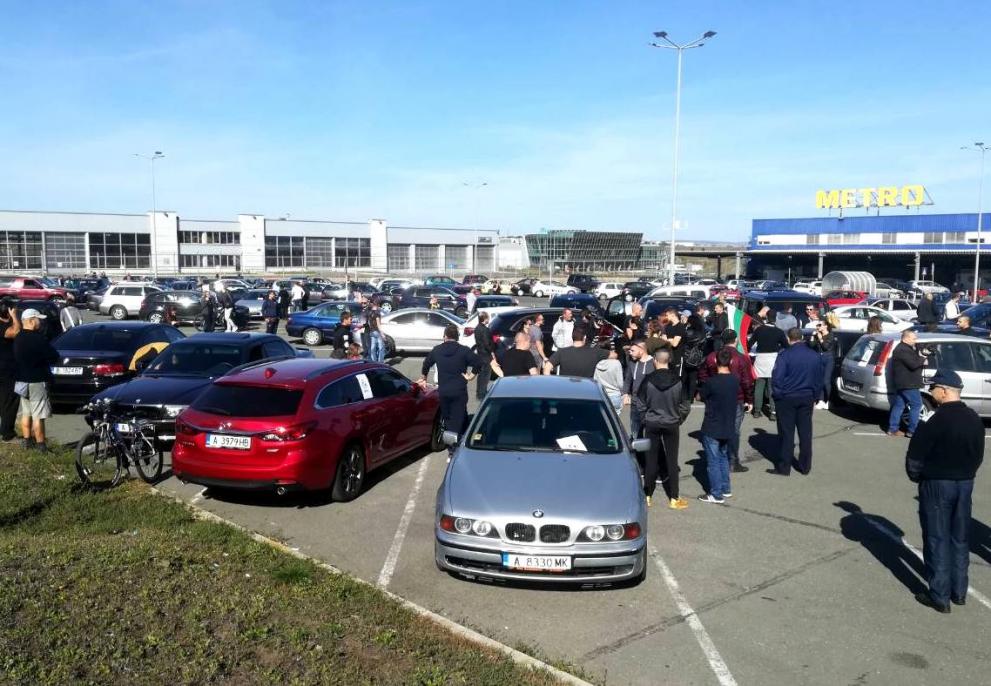 Десетки шофьори се събраха днес в Бургас в знак на протест срещу бесния скок в цените на горивата.