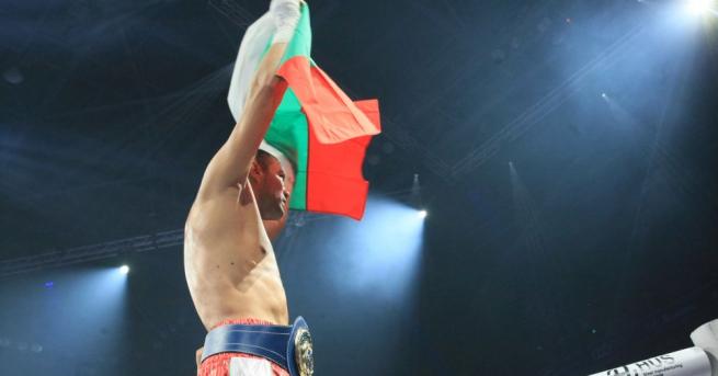 Българският боксьор Тервел Пулев записа голяма победа над американеца Дешон