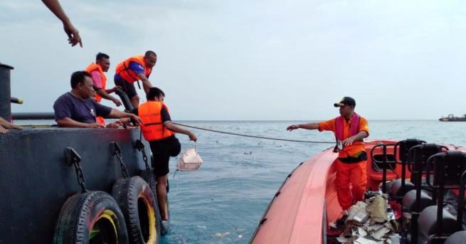 Индонезийските спасители със специална техника пристъпиха към издирването на останки