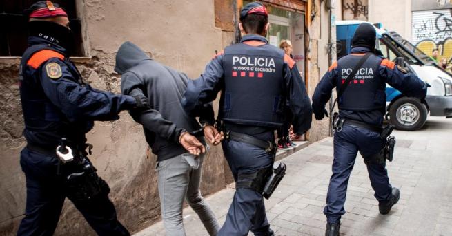 Повече от 800 испански полицаи арестуваха около 30 заподозрени при обиски