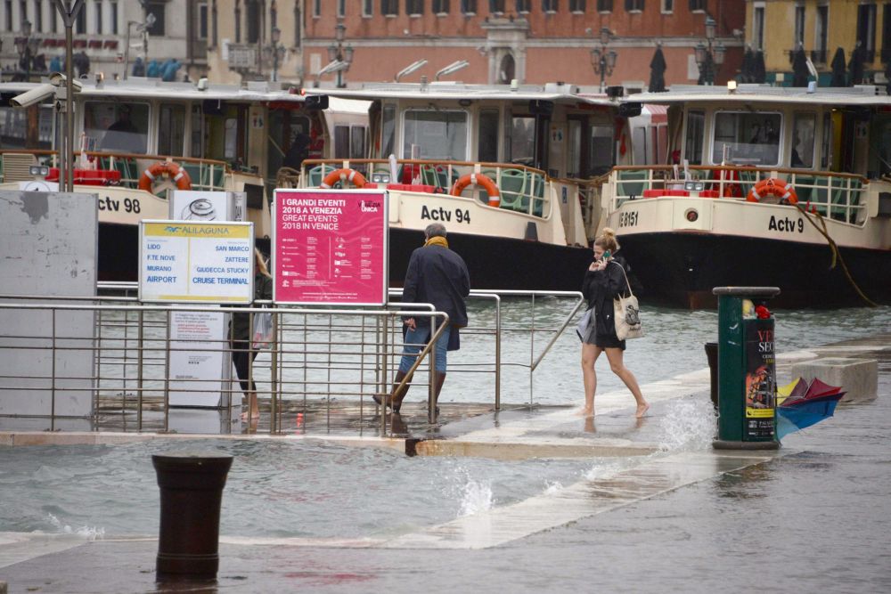 Венеция, която е построена на няколко острова, се справя с високата вода чрез издигането на платформи, за да могат хората да ходят