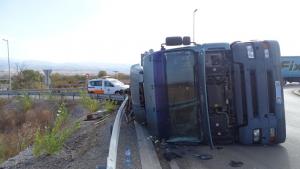 Камион с метални отпадъци се обърна и разпиля товара си