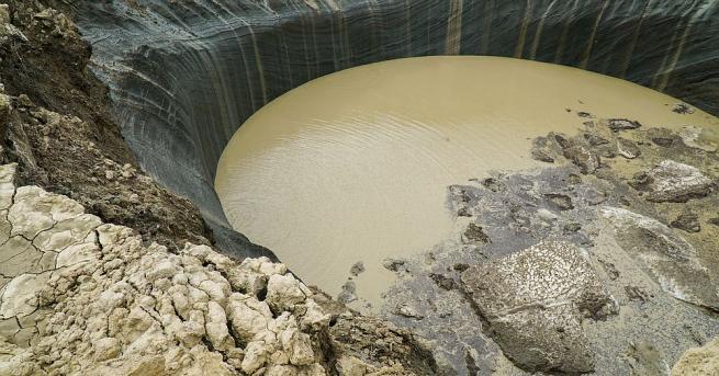 В сърцето на тайгата в Сибир масивен кратер е наричан