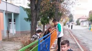 Шарена ограда сърцето сгрява