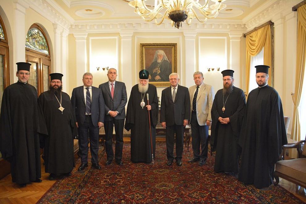 Здравният министър помолил патриарх Неофит църквата да подкрепи донорството