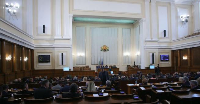 В началото на днешното пленарно заседание парламентарните групи излязоха с