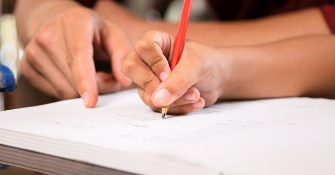 Те са български педагози завършили в България но живеят в