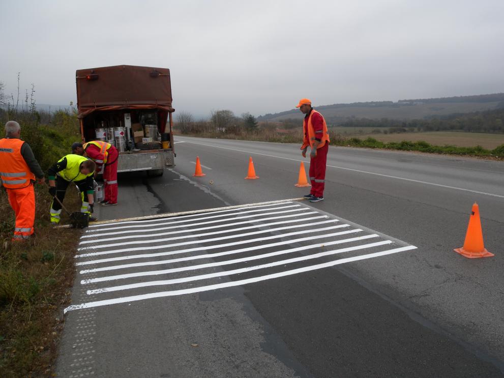 Поставят напречна шумяща маркировка на три натоварени пътни участъка