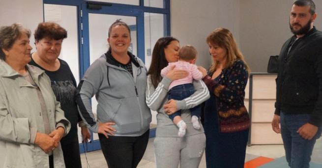 Осеммесечно бебе изоставено от наша сънародничка във Великобритания беше посрещнато