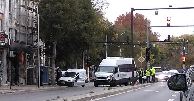 Полицейски бус катастрофира на кръстовището на бул. Мария Луиза и