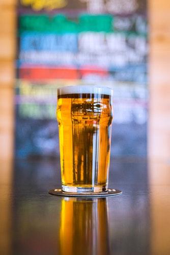 <p><strong>Затоплена бира</strong></p>

<p>Любопитен факт е, че благотворен ефект върху гърлото има и чаша затоплена бира. Не студена, не гореща, а точно затоплена. Тази напитка е чудесно средство за лечение при чести ларингити, бронхити и други заболявания на дихателните пътища. Бирената мая притежава отхрачващ ефект. Топлата бира загрява гърлото, подобрява микроциркулацията на кръвта и заставя клетките да работят по-активно, за да се справят по-бързо с възпалението.</p>