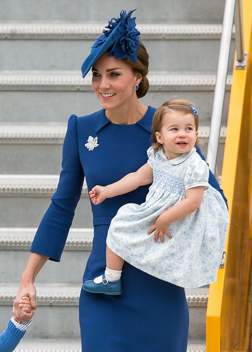 Херцогиня Катрин с принцеса Шарлот при пристигането им в Канада през 2016 година
