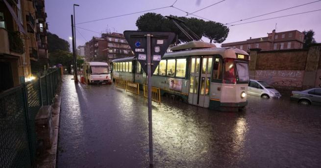 Спасители в Сицилия откриха труповете на 9 души в наводнена