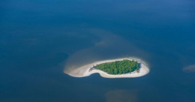 Островче разположено в северната част на японския архипелаг изглежда е