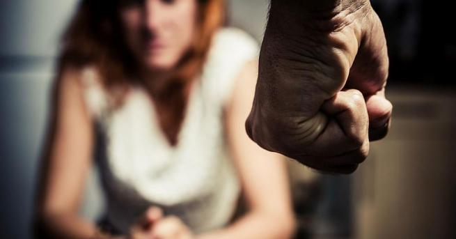 Всеки ден в Европа 10 жени умират от домашно насилие.