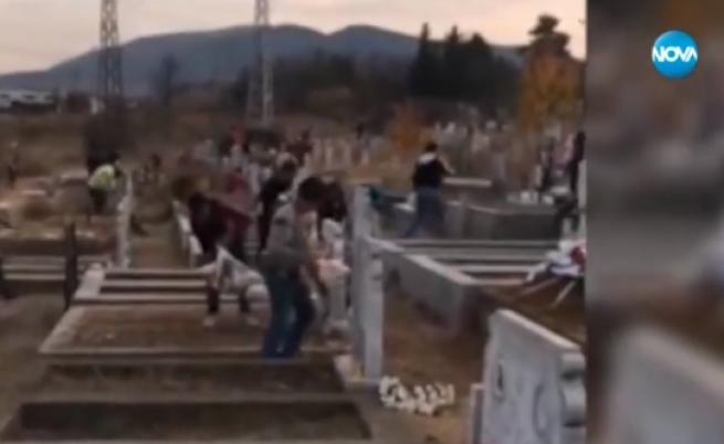 Кадри възмутиха интернет: Деца грабят храна от гробища