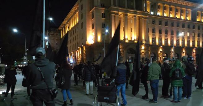 Протестиращите разписаха оставката“ на Валери Симеонов С шествие до централата