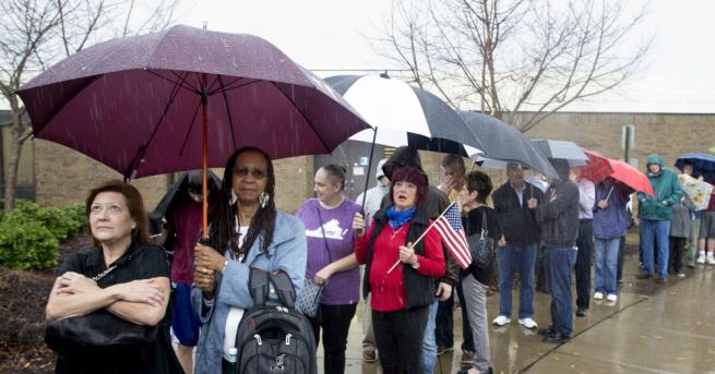 Дълги опашки пред избирателните секции и неизправни машини за гласуване
