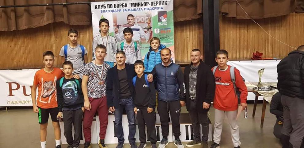 Радослав Палчев и борците от Клуб В. и Г. Илиеви на турнира на Иво Ангелов