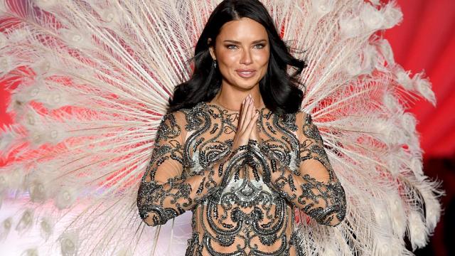 Адриана Лима се сбогува с ангелските си крила и Victoria’s Secret (ВИДЕО/СНИМКИ)