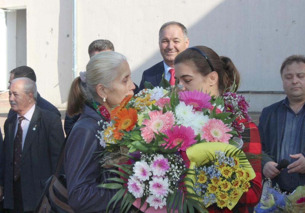 С цветя, подаръци и пожелания за олимпийска титла посрещнаха Тайбе Юсеин в родното Мъдрево