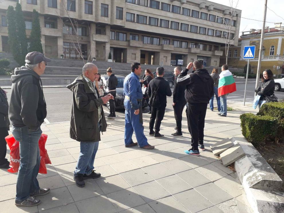 Протестиращите се събраха пред сградата на общината в Шумен.