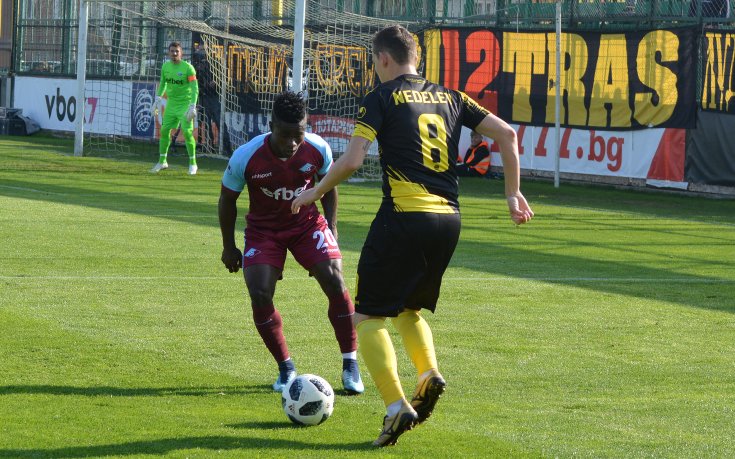 Резерви спасиха Ботев от издънка със Септември