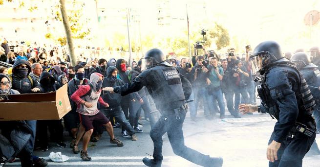 Стотици каталунски сепаратисти влязоха в сблъсъци с регионалната полиция по