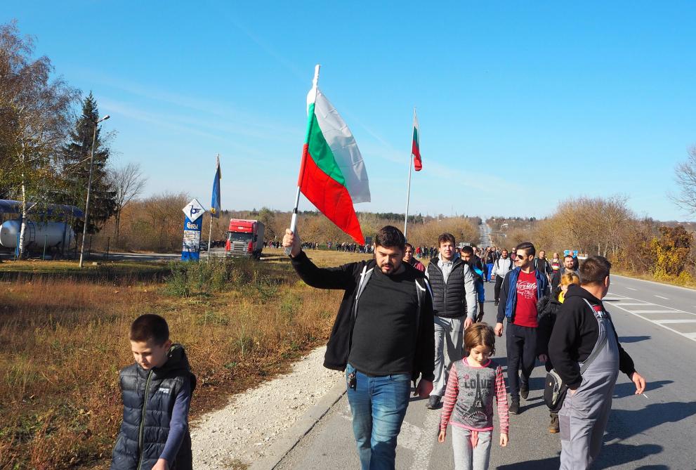 Разград срещу цените на горивата и „бонус-малус”: Над 300 човека блокираха пътя Русе – Варна за половин час