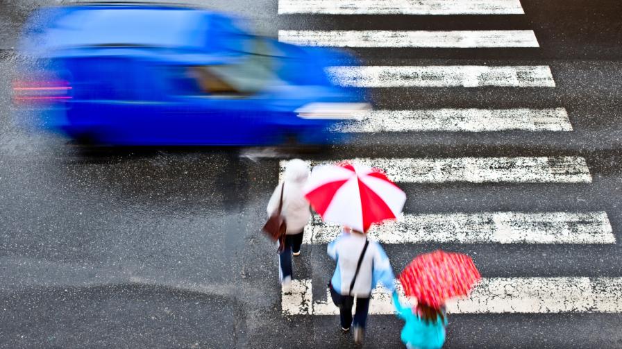 пешеходна пътека пресичане кола