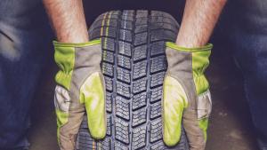 автомобил зимни гуми монтьор