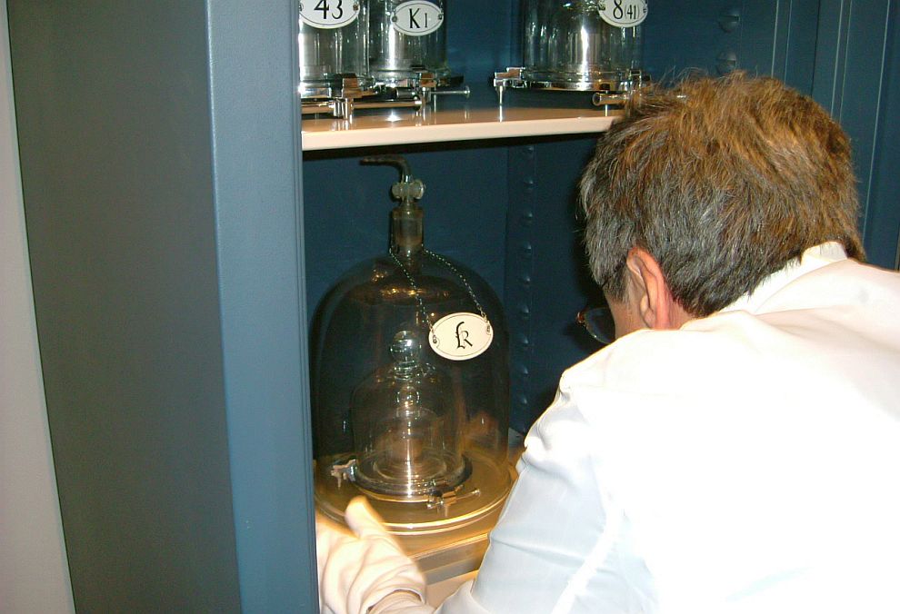 Досега за еталон на килограма служеше цилиндър от платина и иридий, съхраняван в сейф в покрайнините на Париж