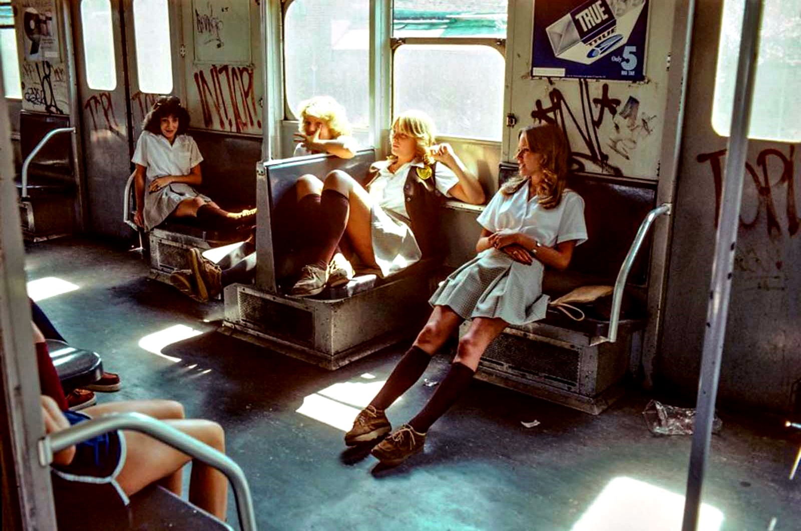В края на 70-те и началото на 80-те г. на ХХ в. швейцарският фотограф Уили Спилър прави поредица от снимки в нюйорксокото метро, които по-късно стават известни като "Ад на колела". В своята поредица той показва красотата и тъминаната на метрото, превръщайки труда си в една цветна поема за мегаполиса и неговите хора.