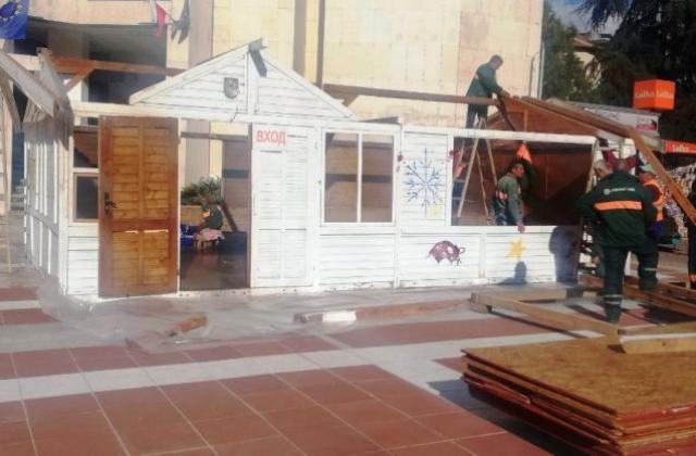 Започна монтирането на веселите къщички в Благоевград