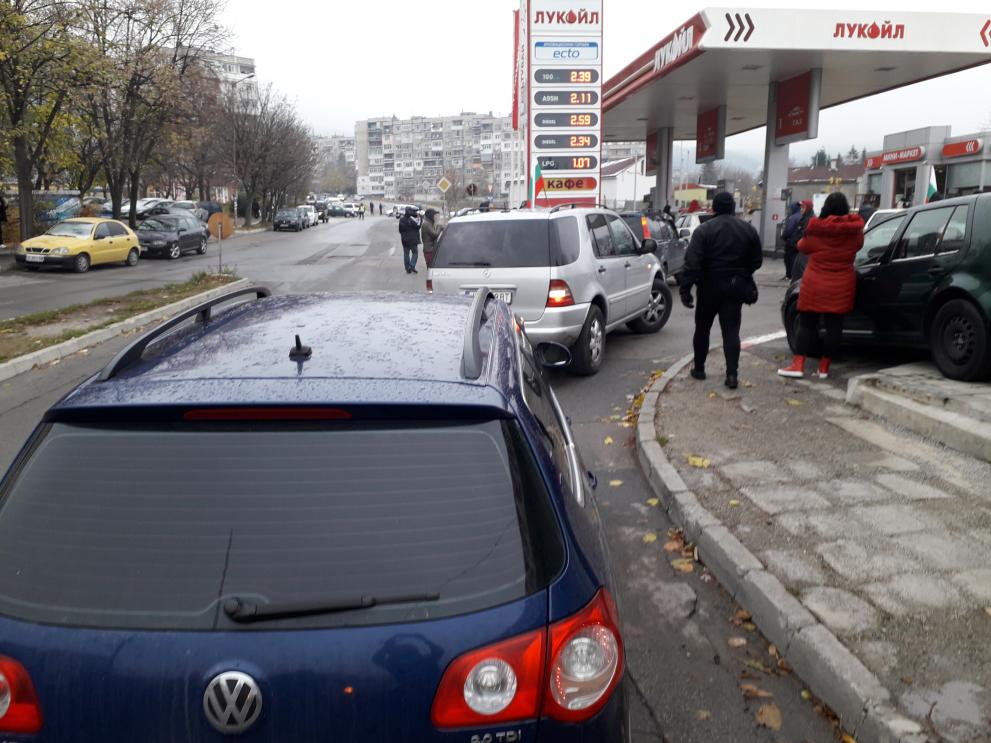 Колоната протестиращи стигна до бензиностанцията на Гривица