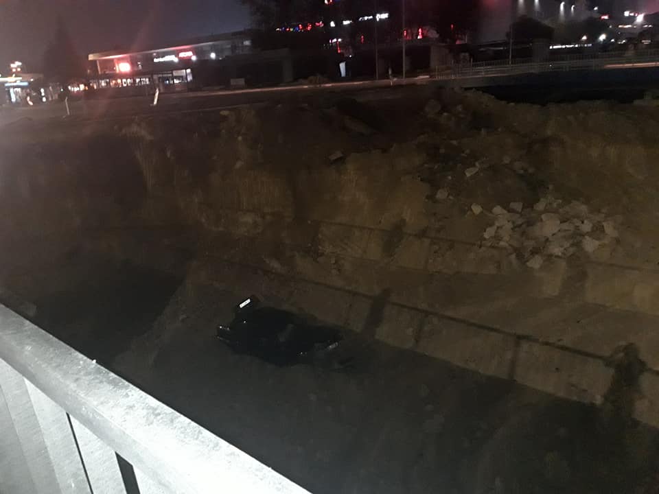 Кола падна в изкоп за булевард във Варна