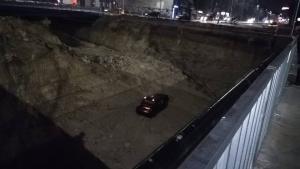 Кола падна в изкоп за булевард във Варна