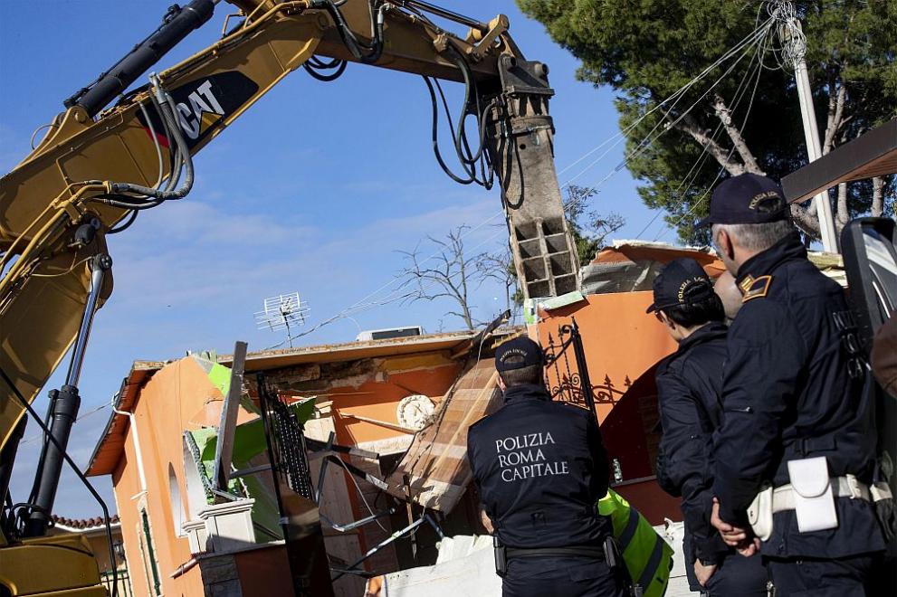 Италианската полиция започна разрушаването на осем вили
