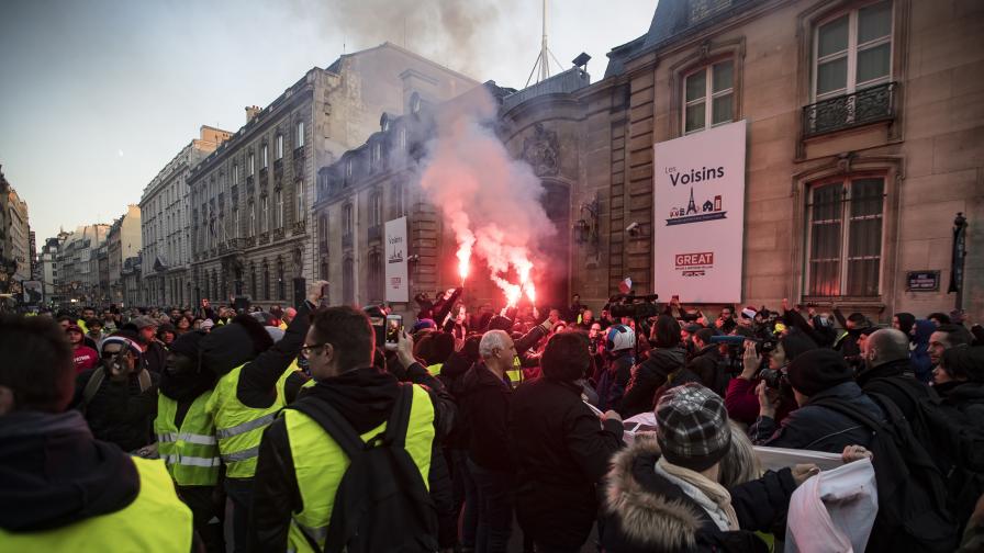 Рекордно нисък брой протестиращи жълти жилетки във Франция