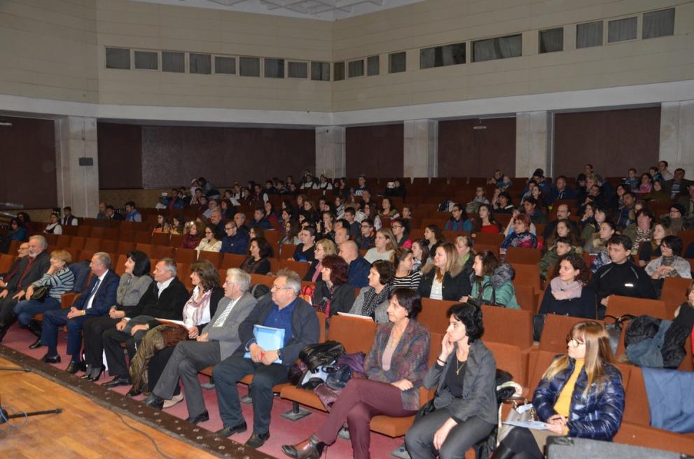 Участниците и гостите на състезанието.