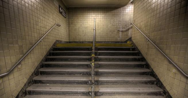 Младеж беше намушкан при грабеж в станция на метрото под