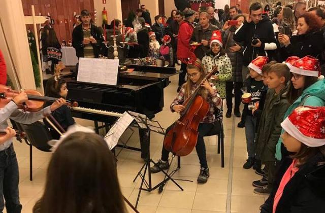 Талантливите  ученици от Националното училище за музикално и сценично изкуство "Проф. Панчо Владигеров“ потопиха гостите в магията на музиката.